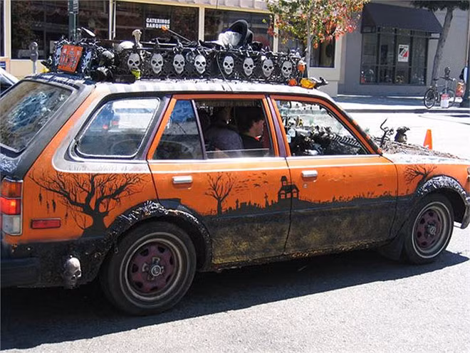 Cả một rừng ma ám trên chiếc xe hatchback của phù thuỷ chăng?