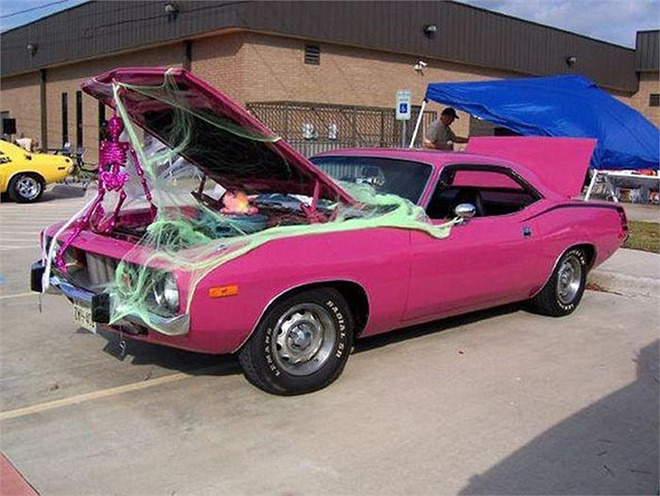 Mạng nhện và xương khô bắt mắt được trang trí trên chiếc Mustang.