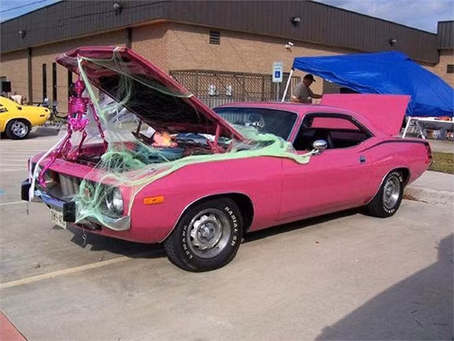 Mạng nhện và xương khô bắt mắt được trang trí trên chiếc Mustang.