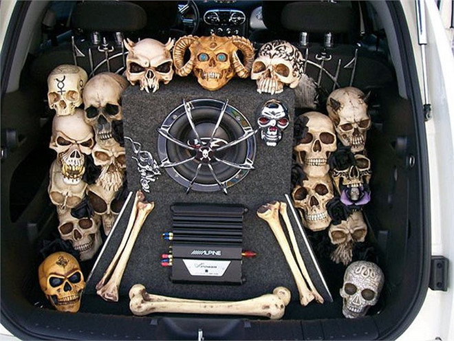 Đây có lẽ là fan của bộ phim Indiana John khi rất chịu khó đầu tư cho dàn âm thanh với phong cách của nhưng chiếc đầu lâu đủ sắc màu