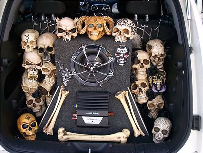 Đây có lẽ là fan của bộ phim Indiana John khi rất chịu khó đầu tư cho dàn âm thanh với phong cách của nhưng chiếc đầu lâu đủ sắc màu