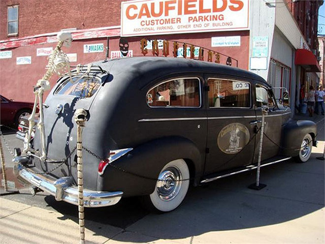 Bộ xương đáng sợ phía sau của một chiếc xe phong cách cổ điển.