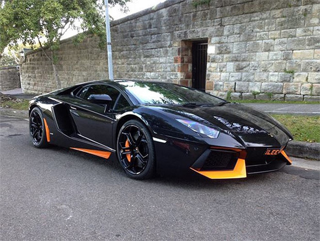 Trong những ngày lễ Halloween, không chỉ có những trang phụ, ngôi nhà được trang trí theo phong cách ma mị mà còn cả những chiếc xe hơi. Trong ảnh là phiên bản đời thường của chiếc siêu xe Lamborghini Halloween, mang đậm phong cách của những chú dơi ma quái.