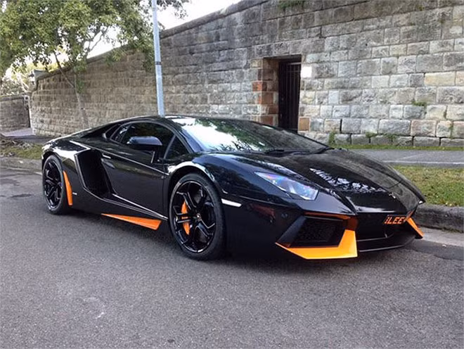 Trong những ngày lễ Halloween, không chỉ có những trang phụ, ngôi nhà được trang trí theo phong cách ma mị mà còn cả những chiếc xe hơi. Trong ảnh là phiên bản đời thường của chiếc siêu xe Lamborghini Halloween, mang đậm phong cách của những chú dơi ma quái.