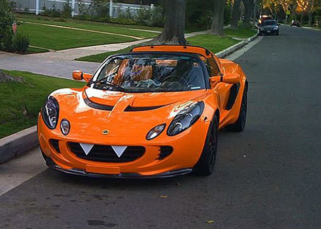 Hai chiếc răng nanh này nhìn vẫn khá lành, nhưng cũng rất có thể nó sẽ trở thành trào lưu cho xe hơi mùa Halloween năm nay? 