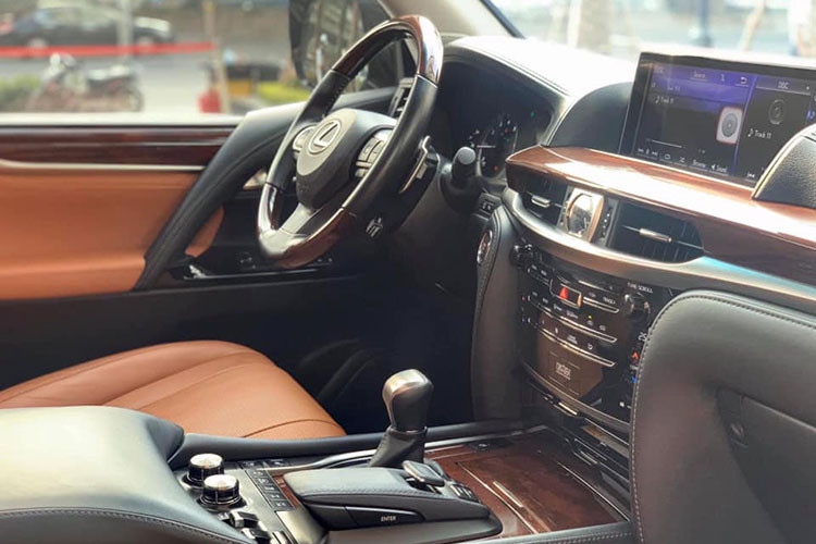 Phía sau vô lăng của mẫu SUV hạng sang Lexus LX570 đời 2016 này là cụm đồng hồ Analog loại Optitron cao cấp tốc độ cao với những chi tiết mạ bạc, đi kèm với màn hình trung tâm 4,2 inch. Chính giữa bảng taplo là màn hình 12,3 inch mới với thiết kế sắc cạnh đa chức năng.