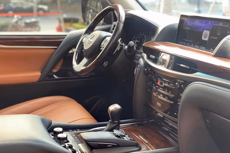 Phía sau vô lăng của mẫu SUV hạng sang Lexus LX570 đời 2016 này là cụm đồng hồ Analog loại Optitron cao cấp tốc độ cao với những chi tiết mạ bạc, đi kèm với màn hình trung tâm 4,2 inch. Chính giữa bảng taplo là màn hình 12,3 inch mới với thiết kế sắc cạnh đa chức năng.