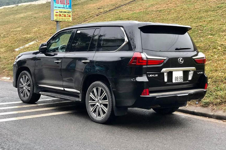 LX570 được trang bị động cơ lớn nhất từng có trên xe hạng sang Lexus. Động cơ V8 5.7L kết hợp với hộp số tự động 8 cấp với dải tỷ số truyền rộng và sát nhau, cho công suất cực đại 367 mã lực/5600vòng/phút &amp; Mô men xoắn 530Nm/3200 vòng/phút. Hộp số tự động đa chế độ và lẫy chuyển số trên vô lăng cho phép chuyển số bằng tay. 5 chế độ lái trên xe, gồm: Normal, Eco, Comfort, Sports và Sports +.