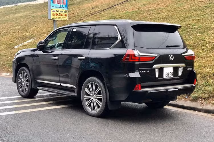 LX570 được trang bị động cơ lớn nhất từng có trên xe hạng sang Lexus. Động cơ V8 5.7L kết hợp với hộp số tự động 8 cấp với dải tỷ số truyền rộng và sát nhau, cho công suất cực đại 367 mã lực/5600vòng/phút &amp; Mô men xoắn 530Nm/3200 vòng/phút. Hộp số tự động đa chế độ và lẫy chuyển số trên vô lăng cho phép chuyển số bằng tay. 5 chế độ lái trên xe, gồm: Normal, Eco, Comfort, Sports và Sports +.