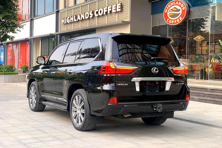 Hàng ghế sau của xe tích hợp màn hình giải trí độ phân giải cao cỡ 11,6 inch. Trang bị an toàn bao gồm; hệ thống theo dõi cảnh báo áp suất lốp (TPMS), hệ thống cảnh báo điểm mù (BSM) sử dụng sóng ra-đa và chức năng cảnh báo điểm mù khi lùi (Rear Cross Traffic Alert) phát hiện và thông báo khi phương tiện khác tiến đến vùng không gian xe sẽ lùi khá hiện đại dù đã ra mắt cách đây 5 năm.