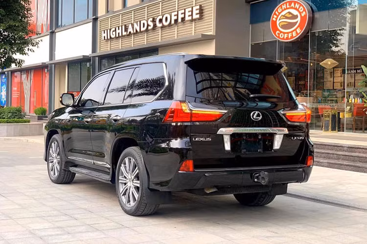 Hàng ghế sau của xe tích hợp màn hình giải trí độ phân giải cao cỡ 11,6 inch. Trang bị an toàn bao gồm; hệ thống theo dõi cảnh báo áp suất lốp (TPMS), hệ thống cảnh báo điểm mù (BSM) sử dụng sóng ra-đa và chức năng cảnh báo điểm mù khi lùi (Rear Cross Traffic Alert) phát hiện và thông báo khi phương tiện khác tiến đến vùng không gian xe sẽ lùi khá hiện đại dù đã ra mắt cách đây 5 năm.