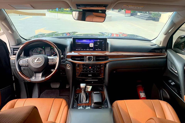 Bên trong cabin, ngoài nội thất da cao cấp - bảng điều khiển trung tâm bố trí lại với các nút điều khiển liên quan tới chức năng lái bao gồm: lựa chọn chế độ lái, chức năng hỗ trợ vượt địa hình và tính năng kiểm soát ổn định thân xe được chia thành một khu vực điều khiển riêng, tách biệt. Vô lăng 3 chấu trên xe được bọc da, đi kèm tính năng nhớ vị trí lái...