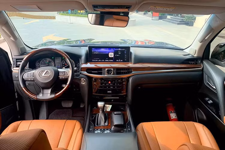 Bên trong cabin, ngoài nội thất da cao cấp - bảng điều khiển trung tâm bố trí lại với các nút điều khiển liên quan tới chức năng lái bao gồm: lựa chọn chế độ lái, chức năng hỗ trợ vượt địa hình và tính năng kiểm soát ổn định thân xe được chia thành một khu vực điều khiển riêng, tách biệt. Vô lăng 3 chấu trên xe được bọc da, đi kèm tính năng nhớ vị trí lái...