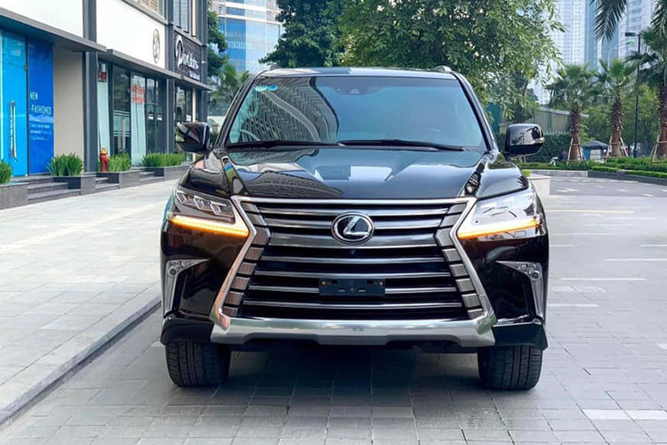 Hai bên thân xe, ô cửa kính sau của mẫu SUV hạng sang Lexus LX570 2016 có hình dáng khác so với phiên bản trước đó, đi cùng với mâm 10 cánh bắt mắt hơn. Trong khi đó, đuôi xe có cản sau mở rộng và những đường dập nổi xuyên suốt từ logo Lexus tới cụm đèn hậu LED hình chữ L mạ chrome.