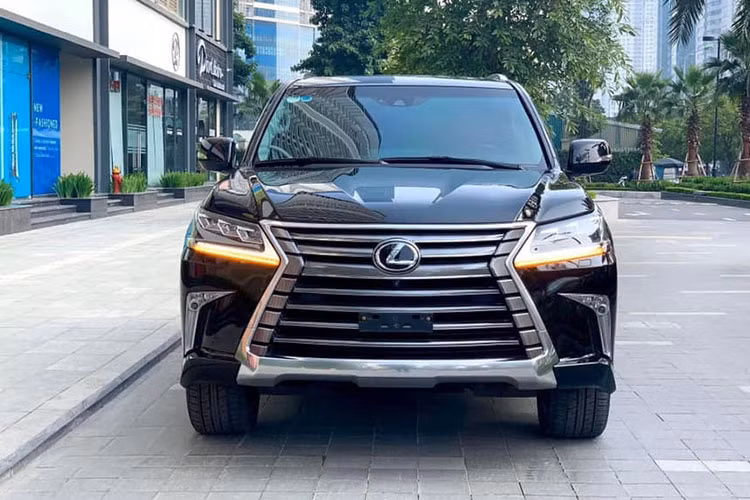Hai bên thân xe, ô cửa kính sau của mẫu SUV hạng sang Lexus LX570 2016 có hình dáng khác so với phiên bản trước đó, đi cùng với mâm 10 cánh bắt mắt hơn. Trong khi đó, đuôi xe có cản sau mở rộng và những đường dập nổi xuyên suốt từ logo Lexus tới cụm đèn hậu LED hình chữ L mạ chrome.