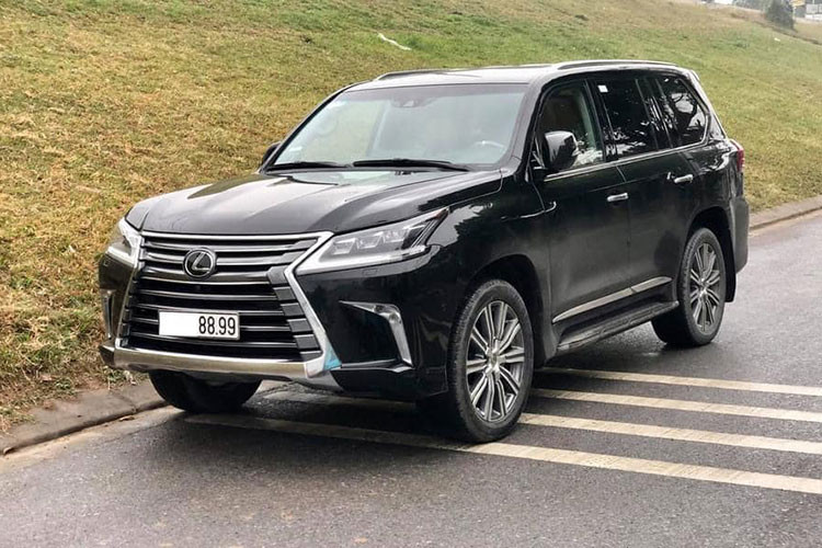 Giá xe Lexus LX570 phiên bản mới nhất đang được bán chính hãng tại Việt Nam ở mức khoảng hơn 8 tỷ đồng. Chiếc xe trong bài viết này là phiên bản 2016 được chủ nhân chào bán với giá hơn 6,2 tỷ đồng - khá cao so với một chiếc xe sang LX750 đã qua sử dụng 4 năm. Được biết, vào năm 2017 chiếc xe này được đại lý tư nhân chào bán khoảng 6.9 tỷ đồng.