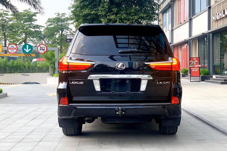 Ngoài ra trên mẫu xe SUV hạng sang nhà Lexus này, nó còn được thương hiệu Lexus của Toyota trang bị gương chiếu hậu chống chói, sấy và tự động cụp khi lùi xe được tích hợp đèn báo rẽ LED, camera, đèn soi chân LED, chức năng nhớ vị trí và hiển thị chức năng cảnh báo điểm mù BSM.