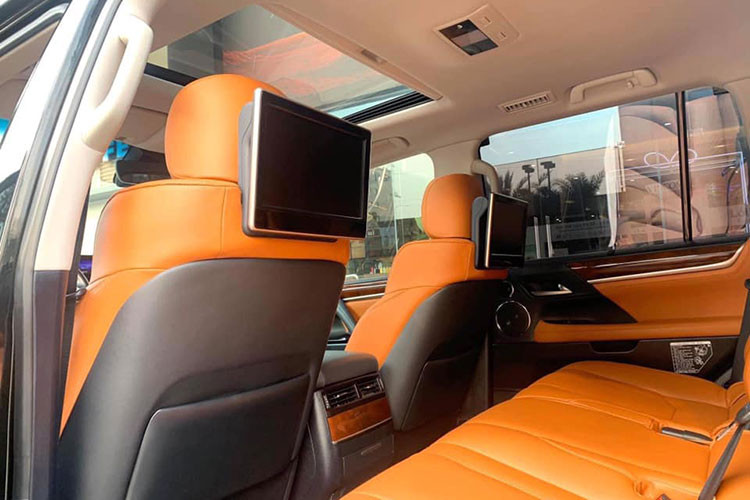 Xe cũng được tích hợp hệ thống đèn LED chiếu sáng khu vực để chân và mở cửa tự động khi chạm vào tay nắm. Hệ thống giải trí ngoài âm thanh vòm 19 loa Mark Levinson 3 chiều, còn tích hợp với tính năng Bluetooth và AV trên điện thoại di động...