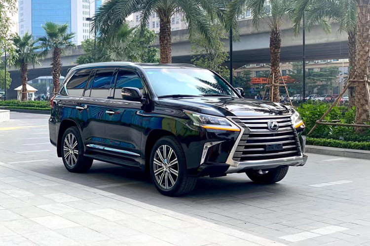 Mẫu xe SUV hạng sang Lexus LX570 2016 được nâng cấp của thế hệ LX trước đó, xe vốn đã được bán từ năm 2017 và liên tục được cải tiến từ đó tới nay. Mới đây, một chiếc LX570 2016 được chủ nhân đưa lên sàn xe cũ với mức giá tới hơn 6 tỷ đồng sau khoảng 5 năm sử dụng. Được biết đây là phiên bản nhập khẩu Trung Đông.