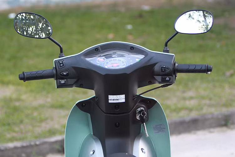 Ở phía trên bảng đồng hồ, toàn bộ vị trí của các đèn báo lẫn đồng hồ đều không có gì khác biệt so với phiên bản Wave Alpha 100 cũ. Honda đã chỉ thay đổi họa tiết trên bề mặt. Các nút điều khiển như đèn, còi, đề... đều được thiết kế giống như trên những mẫu xe mới của Honda.