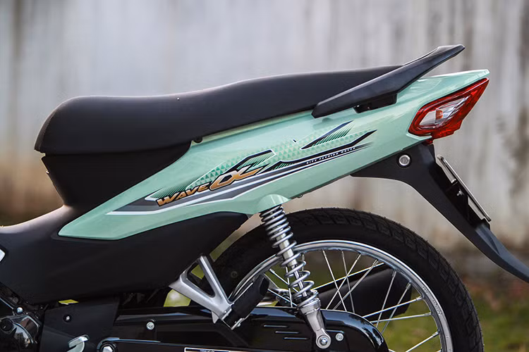 Wave Alpha 110 sở hữu kích thước D x R x C lần lượt 1914, 688 và 1075 mm cùng trục cơ sở dài 1224 mm. Trọng lượng của xe đạt 97 kg. Nhìn từ hai bên, "phom" của phiên bản 110 mới hoàn toàn giống với Wave Alpha 100 cũ. Ngay cả những người yêu xe cũng phải so sánh trực tiếp phiên bản cũ mới có thể phát hiện ra những thay đổi.