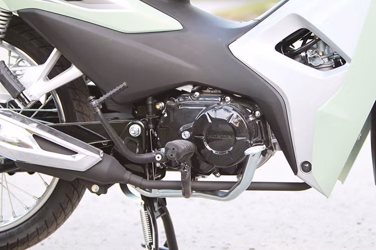 Nâng cấp lớn nhất trên Wave Alpha thay vì động cơ xi-lanh đơn SOHC 4 số tròn làm mát bằng không khí có dung tích 100 cc đã được nâng dung tích lên 110 cc - ngang với các dòng xe số phổ thông khác của Honda hiện nay như Super Dream 110 hay Blade 110. So với phiên bản 100, chiếc xe cũng mạnh hơn 17% và tiết kiệm xăng hơn 10%.