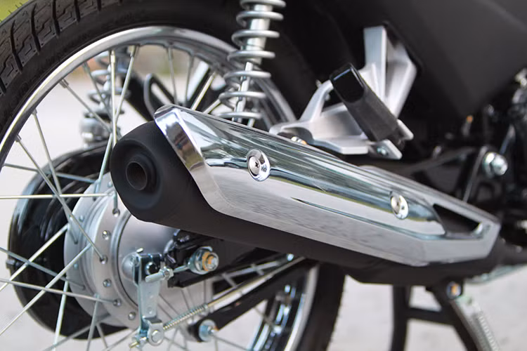 Trên mẫu Wave Alpha 110 hệ thống xả mới giúp xe đạt tiêu chuẩn khí thải Euro 3, đồng thời đầu xả cũng được vuốt cao hơn trước nhằm chống nước tràn vào cùng ốp pô mới cũng đẹp mắt hơn bản cũ. Các chi tiết khác như gác để chân, chân chống... cũng được tái thiết kế.