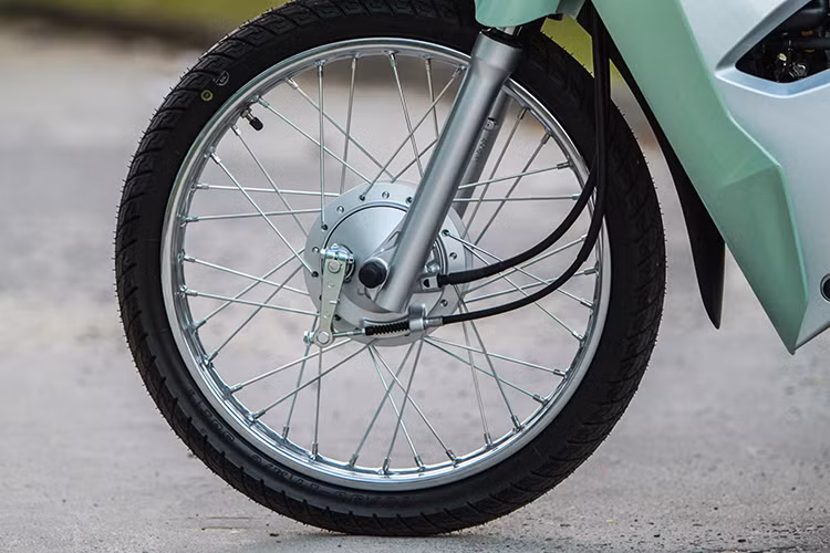 Dù được trang bị động cơ nâng cấp dung tích dẫn tới tốc độ và gia tốc nhanh hơn nhưng Honda Việt Nam vẫn tiếp tục trang bị cho Wave Alpha 110 phanh đùm ở bánh trước. Giống như trước đây, xe sử dụng vành nan 17 inch và lốp trước 70/90/17 có săm. Bánh sau vẫn sử dụng phanh đùm và có lốp cỡ 80/90/17.