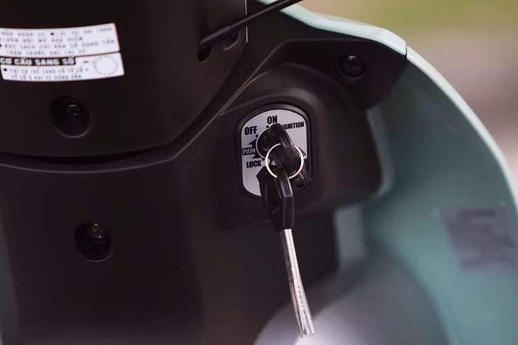 Nằm bên dưới phần đầu là ổ khóa từ 2 cấp độ, an toàn hơn so với phiên bản Wave Alpha cũ. Bên cạnh đó, một số tính năng mới trên ổ khoá cũng đã được Honda Việt Nam đem xuống từ các mẫu xe số và xe ga cao cấp hơn để áp dụng cho phiên bản mới này.