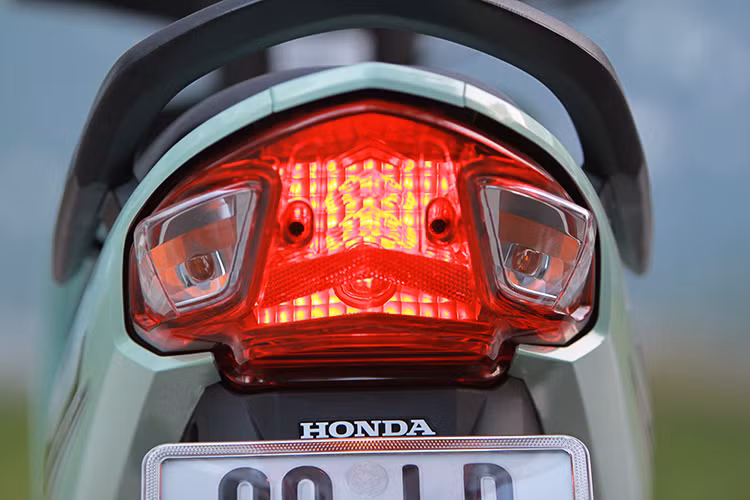 Ở phía sau, Wave Alpha 110 cũng có cụm đèn hậu mới so với Wave Alpha 100, sở hữu thiết kế góc cạnh hơn. Tuy nhiên nếu chỉ nhìn lướt qua, cụm đèn hậu của chiếc xe mới cũng rất khó nhận biết so với phiên bản cũ. Nếu nhìn từ phía sau, một lần nữa những thay đổi trên Wave Alpha 110 mới rất nhỏ và khó nhận biết so với bản 100.