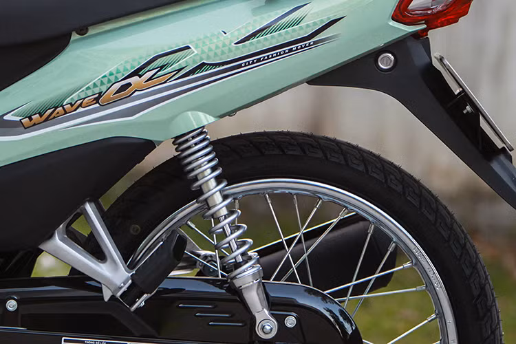 Ngoài tem được thiết kế kiểu mới, dàn vỏ của xe cũng có sự thay đổi nhẹ với vỏ hai bên thân có thêm đường gấp khúc ở khu vực tiếp giáp gần yếm xe. Trong khi đó, yếm của Wave Alpha 110 cũng kéo dài về phía sau hơn so với bản 100 và có một số chi tiết nhỏ khác biệt như nhiều đường gân hơn, các lỗ đóng mở và chỉnh chế hòa khí hai bên hình dáng khác.