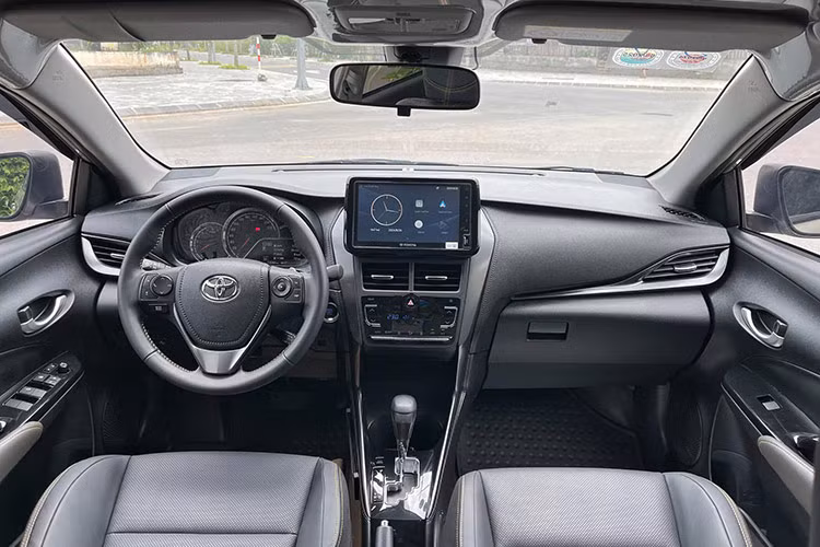 Ở nội thất, Vios 2023 không thay đổi nhiều cách sắp xếp các chi tiết. Hãng nâng cấp màn hình từ 7 inch lên 9 inch, vô-lăng thêm lẫy chuyển số cho bản G. Hai bản thấp hơn thêm cổng sạc USB cho hàng ghế sau.