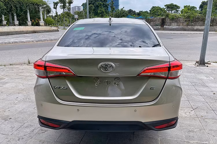 Mức giá xe Toyota Vios 2023 bản G hiện niêm yết là 592 triệu đồng. Để lăn bánh, người dùng sẽ cần khoảng 680 triệu đồng. Như vậy, người bán đã chấp nhận mức khấu hao khoảng 175 triệu đồng cho một chiếc Toyota Vios G mới chạy được chỉ 30.000 km.