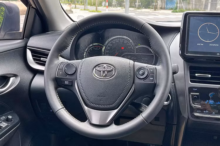 Bên trong khoang lái, Toyota Vios 2023 có vô-lăng bọc da 3 chấu thể thao, cụm đồng hồ Optitron với màn hình TFT 4.2 inch, màn hình cảm ứng 9 inch, hệ thống âm thanh 6 loa, điều hòa tự động và ghế ngồi bọc da thể thao màu đen, cùng cổng sạc USB Type-C cho hàng ghế thứ hai.