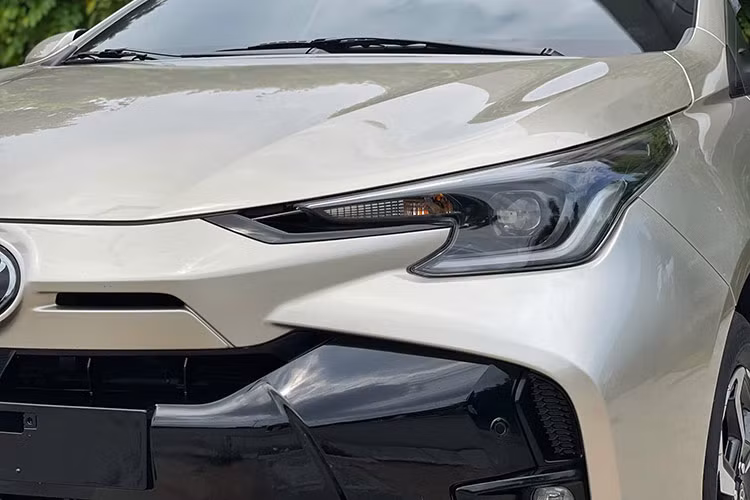 Trên thị trường xe đã qua sử dụng tại Hà Nôi, một chiếc Toyota Vios 2023 rao bán đang được nhiều người dùng quan tâm khi đang rao bán với mức giá nhỉnh 500 triệu đồng. Theo thông tin từ người bán, chiếc xe thuộc phiên bản G cao cấp nhất, có ngoại thất màu cát, với chỉ số ODO là 30.000 km. Tình trạng xe vẫn rất mới.