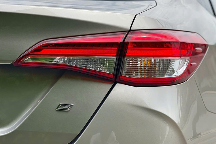 Kích thước tổng thể của Toyota Vios 2023 là 4.425 x 1.730 x 1.475 mm, với chiều dài cơ sở đạt 2.550 mm và khoảng sáng gầm xe là 133 mm. Xe được thiết kế lại phần đầu cân đối, vuông vức hơn. Đèn pha LED trở thành trang bị tiêu chuẩn, tạo hình khoẻ khoắn. Cản trước và mặt ca-lăng cũng được thiết kế lại nhưng khá rối so với bản cũ.