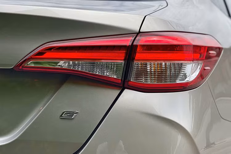 Kích thước tổng thể của Toyota Vios 2023 là 4.425 x 1.730 x 1.475 mm, với chiều dài cơ sở đạt 2.550 mm và khoảng sáng gầm xe là 133 mm. Xe được thiết kế lại phần đầu cân đối, vuông vức hơn. Đèn pha LED trở thành trang bị tiêu chuẩn, tạo hình khoẻ khoắn. Cản trước và mặt ca-lăng cũng được thiết kế lại nhưng khá rối so với bản cũ.