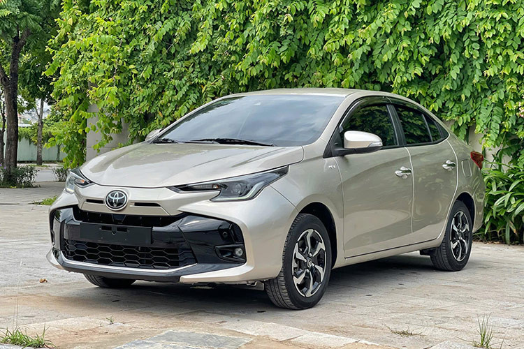  Toyota Vios tại Việt Nam là mẫu sedan cỡ B rất được ưa chuộng nhờ vào khả năng vận hành bền bỉ và mức giá hợp lý. Tuy nhiên, kể từ đầu năm 2023, doanh số của Vios đã không còn ấn tượng như trước, thường xuyên "hụt hơi" trước các đối thủ như Hyundai Accent và Honda City.