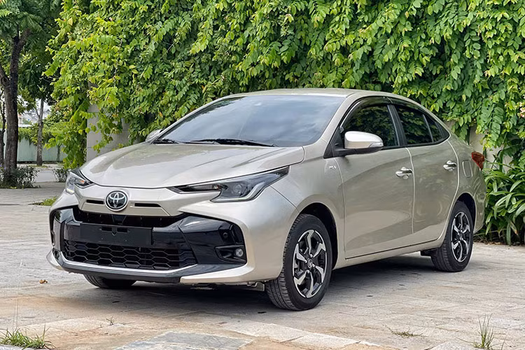  Toyota Vios tại Việt Nam là mẫu sedan cỡ B rất được ưa chuộng nhờ vào khả năng vận hành bền bỉ và mức giá hợp lý. Tuy nhiên, kể từ đầu năm 2023, doanh số của Vios đã không còn ấn tượng như trước, thường xuyên "hụt hơi" trước các đối thủ như Hyundai Accent và Honda City.