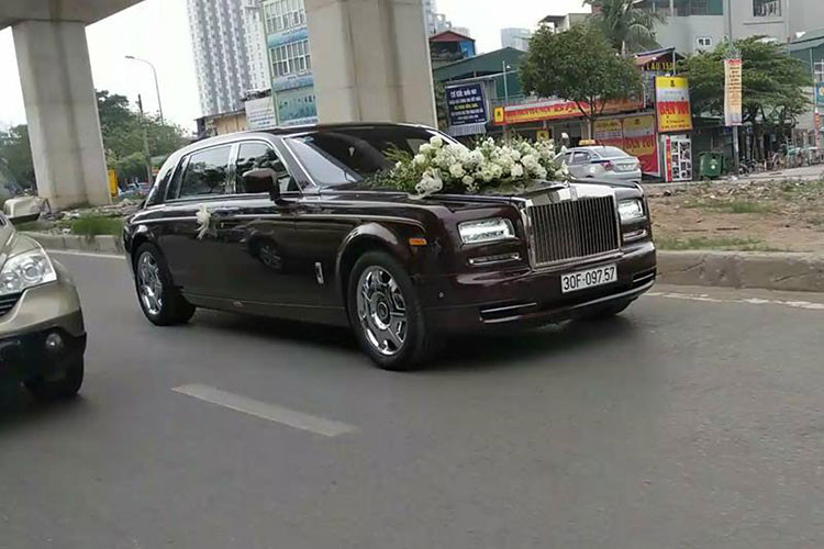 Cuối tuần vừa qua, một đám cưới tại Hà Nội với sự xuất hiện của siêu xe sang Rolls-Royce Phantom EWB Series II mới rước dâu đã thu hút được khá nhiều sự chú ý của giới mê xe cũng như cộng đồng mạng. Được biết, đây chính là chiếc Rolls-Royce Phantom vừa được Rolls-Royce Motor Cars Hà Nội bàn giao cho chủ nhân mới.