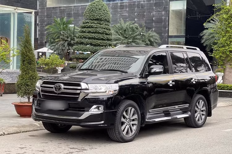 Mẫu xe SUV Toyota Land Cruiser được ví như biểu tượng của thương hiệu ôtô Nhật Bản trên toàn cầu, chiếc SUV này thiên về khả năng off-road với các chế độ lái khác nhau và một thân hình cồng kềnh. Toyota Land Cruiser thường có nhiều lựa chọn nguồn gốc xuất xứ, nếu không là hàng chính hãng từ Nhật Bản thì khách hàng sẽ thêm tuỳ chọn xe nhập khẩu tư nhân từ Trung Đông.
