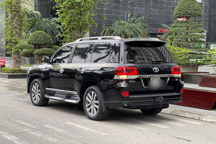 Thân xe Toyota Land Cruiser mới sở hữu bộ mâm cỡ lớn đến 20 inch hợp kim 5 chấu kép, điều này cũng không quá bất ngờ với mẫu xe địa hình của thương hiệu Nhật Bản. Đuôi xe Toyota Land Cruiser 2018 VXS MBS có cụm đèn hậu gồm 9 bóng LED xếp thành 3 hàng mang đến cái nhìn mới mẻ cho xe. Cản sau của xe sơn đen hoàn toàn kèm hệ thống cảm biến lùi, đèn phanh trên cao, camera lùi