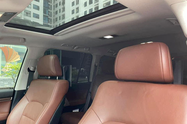 Vô lăng xe bọc da/ốp gỗ mang đến vẻ sang trọng, đầu ra của hệ thống giải trí là dàn âm thanh JBL cao cấp mang đến những trải nghiệm tốt cho khách hàng. Ghế ngồi xe Toyota Land Cruiser bản VXS màu nâu bọc da, hàng ghế sau của xe cũng được trang bị hệ thống giải trí với màn hình cảm ứng cỡ lớn.