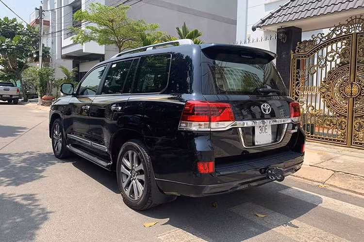 Dung tích động cơ lớn góp phần đẩy giá bán Toyota Land Cruiser VSX nhập khẩu này lên gần ngang bằng với một chiếc SUV hạng sang Lexus LX570 chính hãng. Bù lại, chiếc xe này sở hữu gần như đầy đủ tất các trang bị tiện nghi và an toàn cao cấp nhất của dòng xe này. 