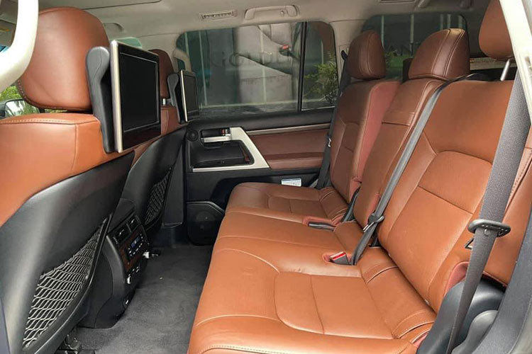 Toyota Land Cruiser VXS 2018 nhập khẩu Trung Đông sử dụng khối động cơ xăng V8 5.7L, công suất tối đa 381 mã lực, mô-men xoắn cực đại 543,7 Nm. Động cơ này đi kèm hộp số tự động 8 cấp và hệ dẫn động bốn bánh với các chế độ off-road.