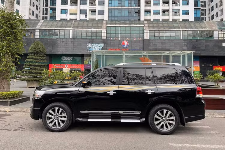 Những chiếc SUV Toyota Land Cruiser nhập khẩu về Việt Nam theo dạng tư nhân luôn được chào bán với mức giá cao gấp đôi hàng chính hãng, thậm chí giá xe cũ còn đắt hơn "đập thùng" chính hãng cả tỷ đồng. Chiếc xe Toyota Land Cruiser đời 2018 trong bài viết này là một ví dụ, nó đang được chào bán trên sàn xe cũ với mức giá tới hơn 6 tỷ đồng với tuổi đời khoảng gần 3 năm. 