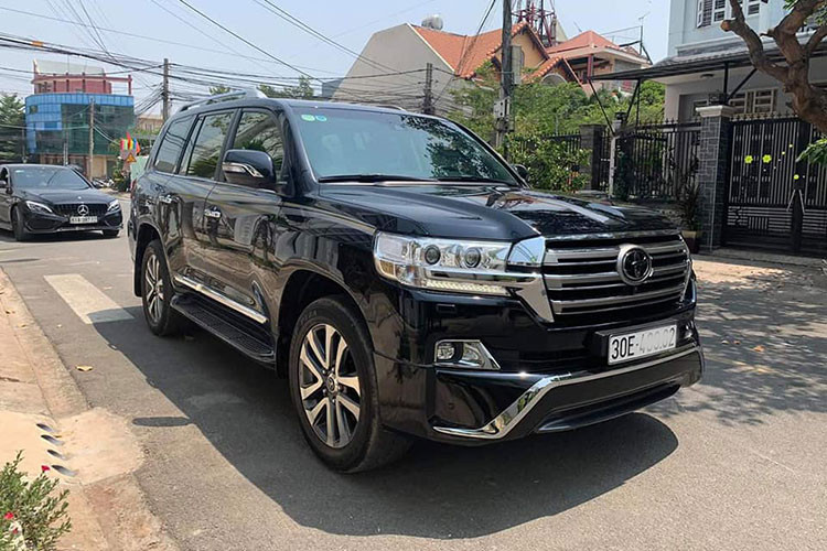 Khi mới về Việt Nam vào thời điểm cuối 2017, đầu 2018 mức giá xe Toyota Land Cruiser nhập khẩu Trung Đông được đại lý tư nhân bán ra khoảng sát mức 7 tỷ đồng. Sau khoảng 3 năm chiếc xe trong bài viết đang được chào bán hơn 6 tỷ tại Hà Nội, không thấp hơn nhiều so với khi mới về. Như vậy giá chiếc xe cũ này đắt hơn khoảng 2 tỷ đồng so với Toyota Land Cruiser đời mới chính hãng đang bán ra ở Việt Nam với mức 4,030 tỷ đồng.