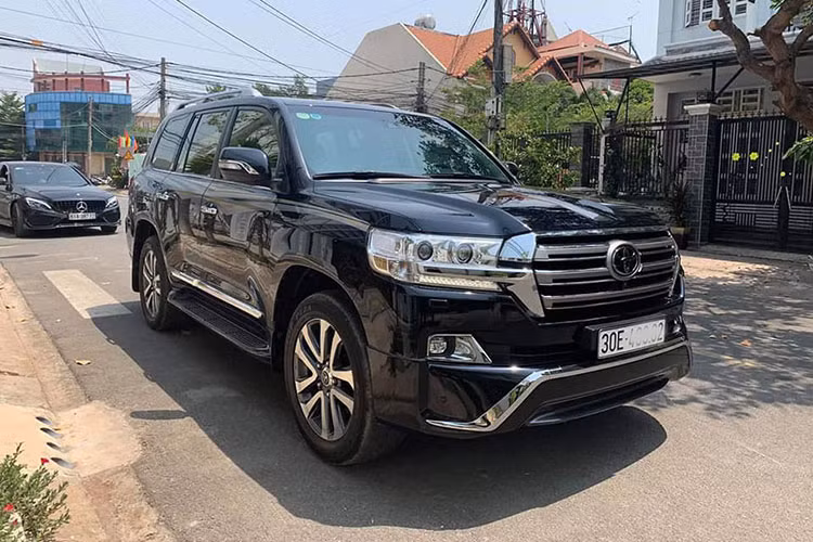 Khi mới về Việt Nam vào thời điểm cuối 2017, đầu 2018 mức giá xe Toyota Land Cruiser nhập khẩu Trung Đông được đại lý tư nhân bán ra khoảng sát mức 7 tỷ đồng. Sau khoảng 3 năm chiếc xe trong bài viết đang được chào bán hơn 6 tỷ tại Hà Nội, không thấp hơn nhiều so với khi mới về. Như vậy giá chiếc xe cũ này đắt hơn khoảng 2 tỷ đồng so với Toyota Land Cruiser đời mới chính hãng đang bán ra ở Việt Nam với mức 4,030 tỷ đồng.