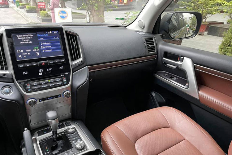 Xe sở hữu màn hình giải trí trung tâm đa phương tiện cỡ lớn tích hợp nhiều công nghệ hiện đại được bao bọc bởi một khung kim loại chắc chắn, 2 bên là 2 cửa gió điều hòa, phía dưới là loạt núng bấm điều chỉnh cũng như màn hình LCD nhỏ hiển thị nhiệt độ và lượng gió điều hòa. Hệ thống điều hòa 4 vùng độc lập.