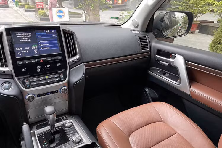 Xe sở hữu màn hình giải trí trung tâm đa phương tiện cỡ lớn tích hợp nhiều công nghệ hiện đại được bao bọc bởi một khung kim loại chắc chắn, 2 bên là 2 cửa gió điều hòa, phía dưới là loạt núng bấm điều chỉnh cũng như màn hình LCD nhỏ hiển thị nhiệt độ và lượng gió điều hòa. Hệ thống điều hòa 4 vùng độc lập.